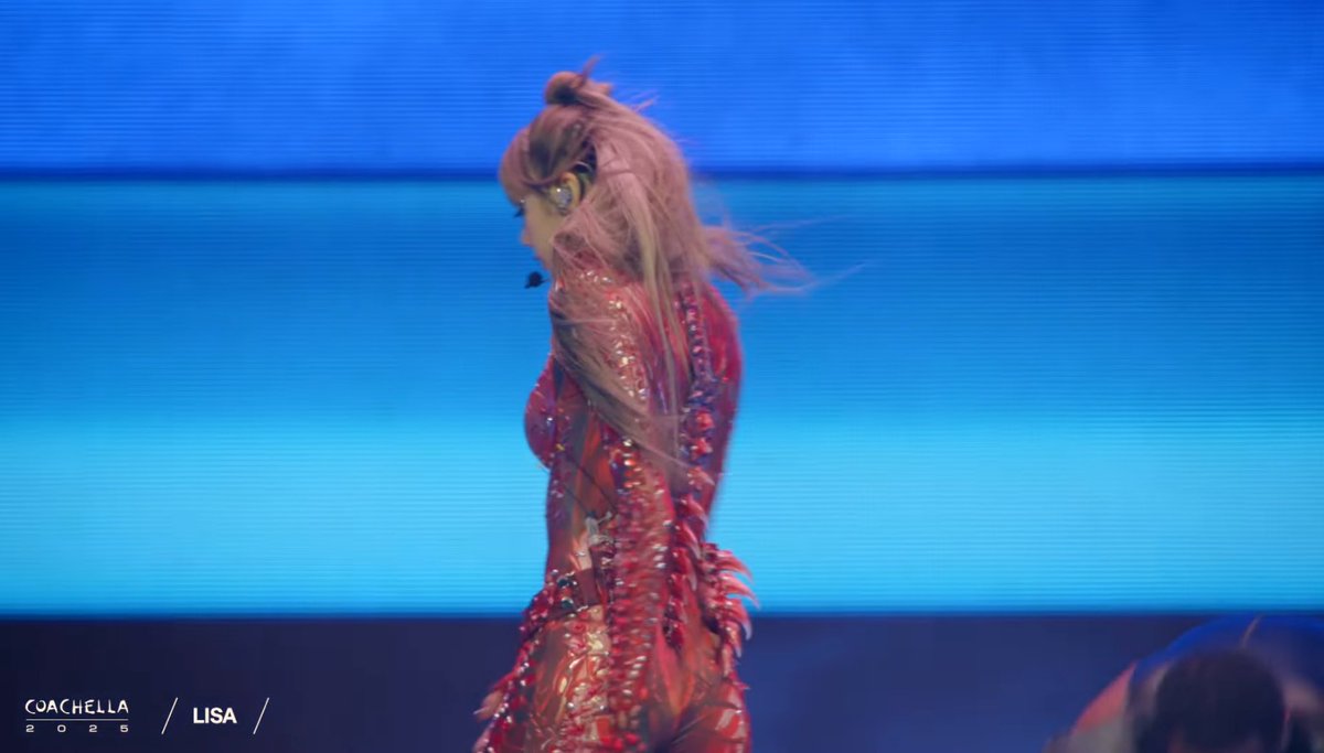 lalaluvlalisa's tweet photo. RED MOTHER LIZARD 🦎❤️

ROCKSTAR LISA COACHELLA 
#LISACHELLA #Coachella2025 https://t.co/uDyoijODcH