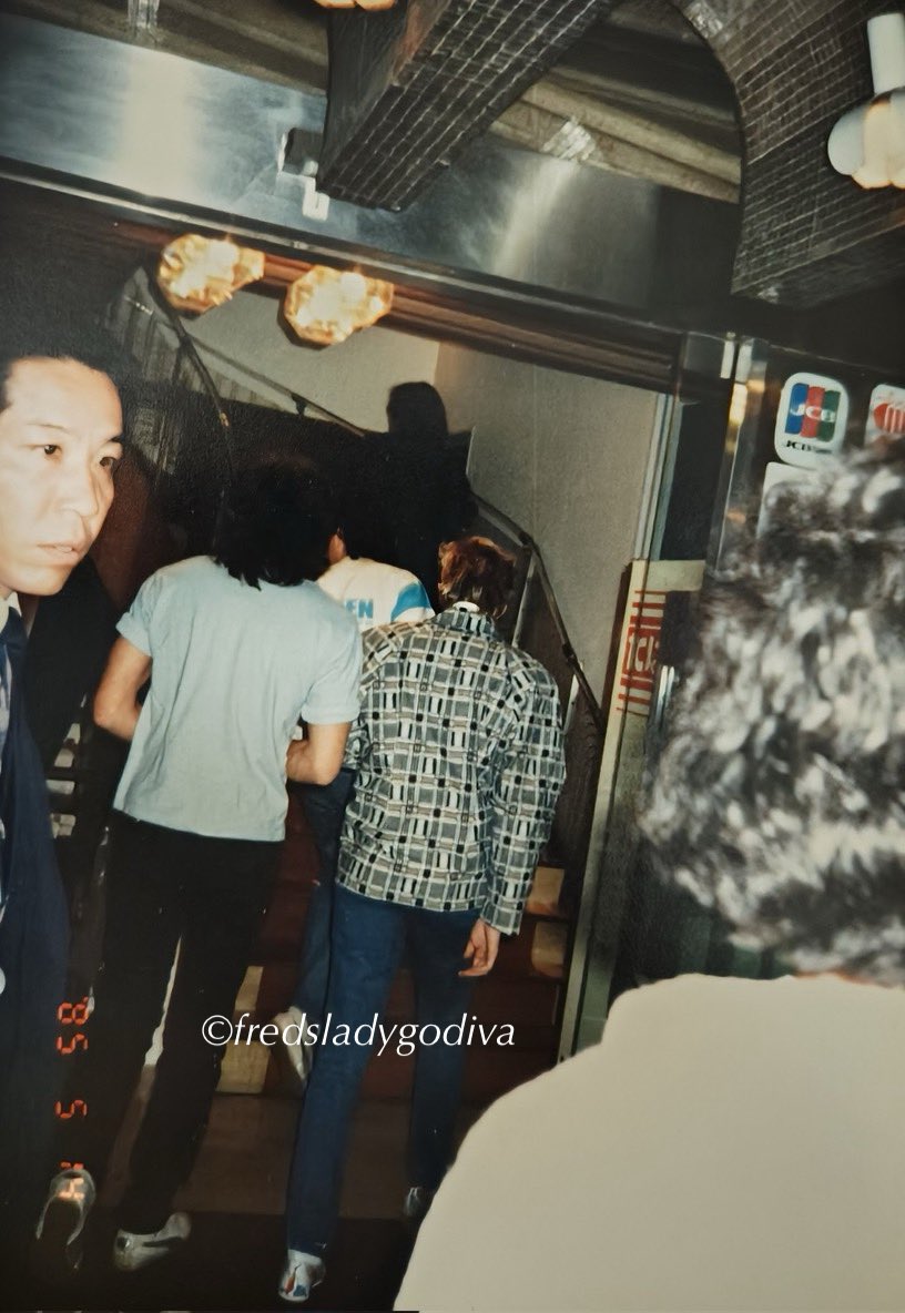 fredsladygodiva's tweet photo. 1985/5/14 大阪
夕食のための焼肉店「大同門」に到着し御一行様入店です!
#RogerTaylor #CrystalTaylor https://t.co/qfnQZEeYXt