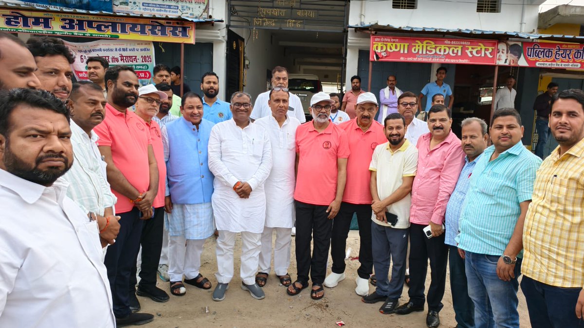 MPNeerajShekhar's tweet photo. स्वस्थ बलिया, समृद्ध बलिया' के संकल्प के अनुरूप आज राष्ट्रनायक चन्द्रशेखर मैराथन समिति द्वारा आयोजित पूर्व प्रधानमंत्री श्रद्धेय चन्द्रशेखर जी की 98वीं जयन्ती के उपलक्ष्य में 6th चन्द्रशेखर हॉफ मैराथन में उपस्थित प्रतिभागियों का उत्साहवर्धन करते हुए मैराथन को माo मंत्री श्री Girish Chandra Yadav जी, माo मंत्री Dayashankar Singh जी, पूर्व मंत्री Narad Rai जी, के साथ झंडी दिखाकर प्रारम्भ किया।