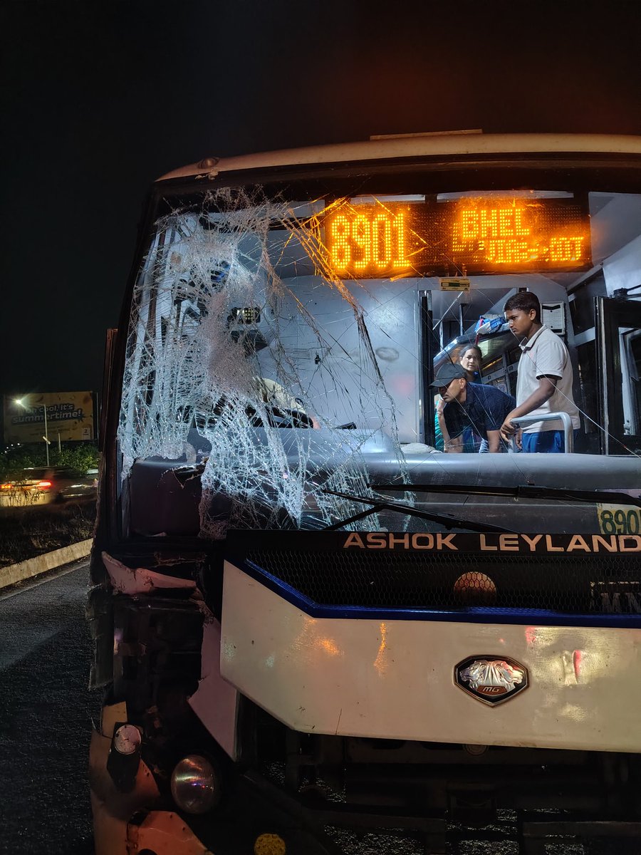 cr_raksh's tweet photo. Dear @SajjanarVC @TGSRTCHQ @TelanganaCMO @revanth_anumula garu. Today around 4 AM, our TGSRTC Super Luxury bus (Manuguru to BHEL) Service no. 8901 crashed into a stationary lorry near Hotel 7 - Chityala. Driver claimed brake failure, but we passengers felt he was dozing off. https://t.co/A6hfdokEUO