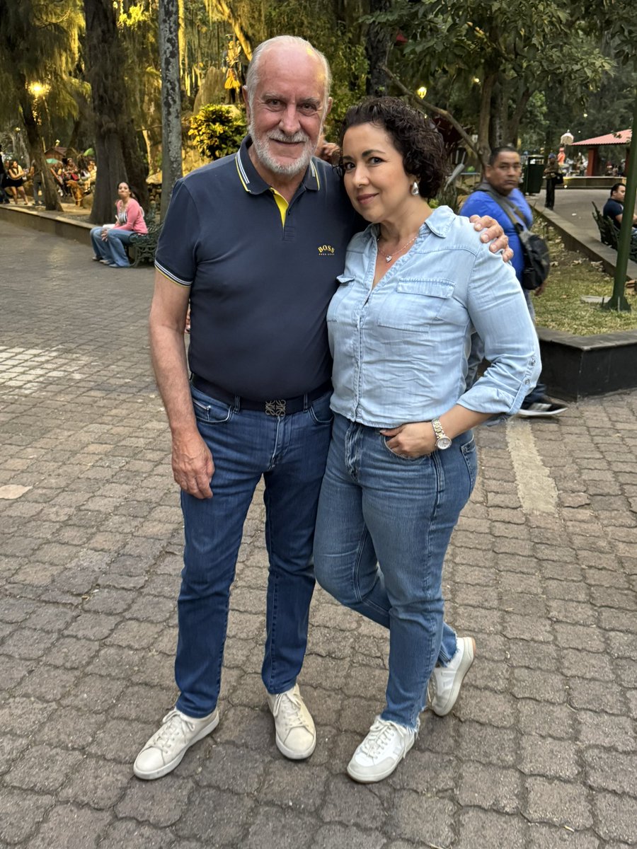 Sari_Acuna's tweet photo. Yo, la más feliz después de añosss…conseguí la foto con el mejor alcalde del mundo  #JuanManuelDiez #OrizabaPuebloMagico #ElMejorAlcalde https://t.co/wpedOouhXJ