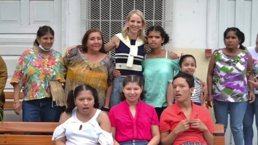 Vector_ecu's tweet photo. #URGENTE Trabajadores de la fundación Sin Barreras @FunsibaDis, que atiende a personas con discapacidad intelectual y huérfanos, denuncian 4 MESES SIN PAGO. Cuestionan al Gobierno: se pagan bonos y adelantos, pero ellos siguen esperando. Piden a Noboa intervenir con Finanzas.
Lavinia Valbonesi tiempo atrás visitó la fundación. #Funsiba #Discapacidad #NuevoEcuador