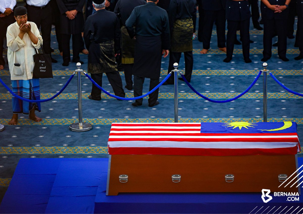 bernamadotcom's tweet photo. Gambar tular Ustaz Zen : Momen tenang, khusyuk berdoa di sisi jenazah Tun Abdullah
https://t.co/GvWWRSsEBA
#BernamaImages #BernamaNews #TunAbdullah #tular https://t.co/0d9ylBZhxj