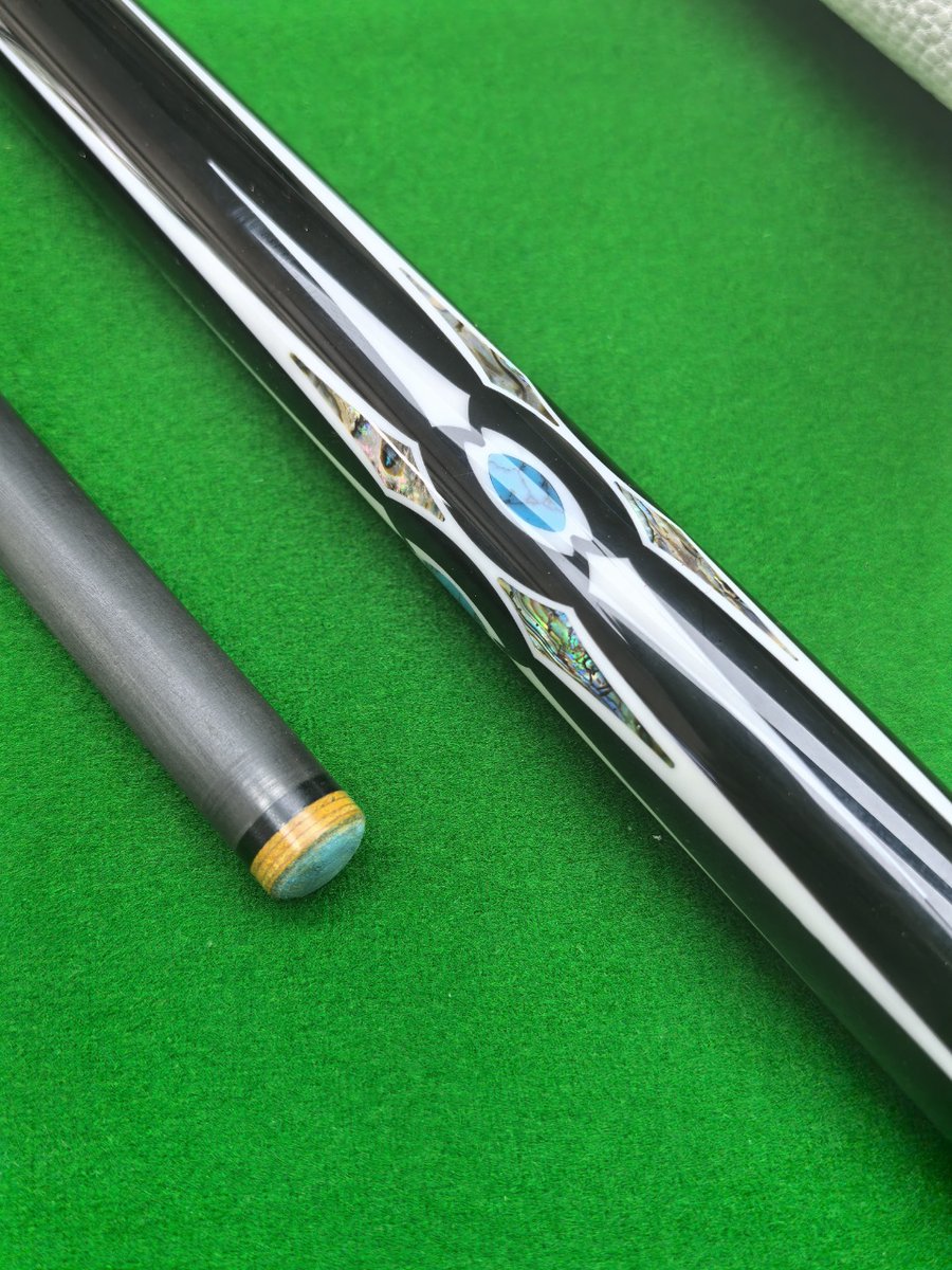 KonllenJ86968's tweet image. ターコイズとアバロンのインレイ。このキューを引き抜くと、まるで星の光の刃を引いたような感覚！一瞬でノックアウトされるほどのビジュアルで、まさに年間最優秀キューと言えるでしょう！
#Konllen