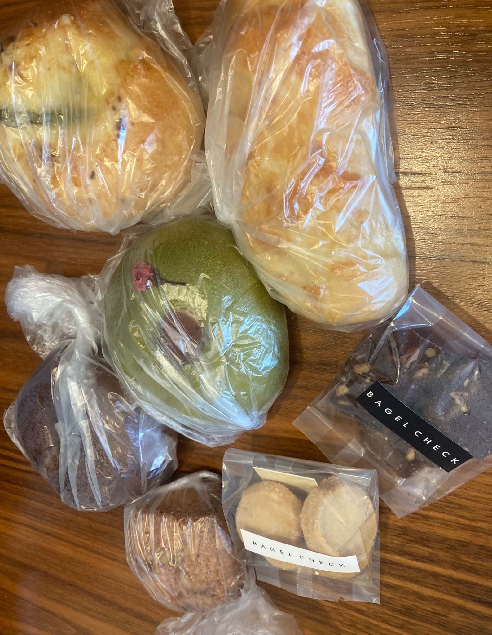 色とりどりのもっちり系ベーグルが30種類！大人気の【BAGEL