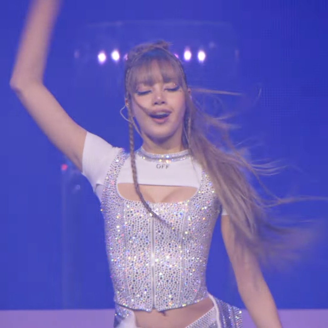 lalisahourIy's tweet photo. SO PRETTY

 ROCKSTAR LISA COACHELLA
#LISACHELLA #Coachella2025 https://t.co/K5xiCxZ5a5