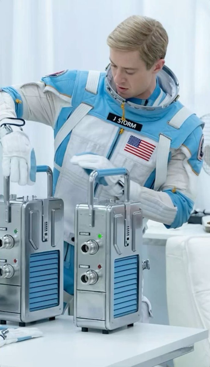 He looks so good in blue 

#JosephQuinn #JohnnyStorm