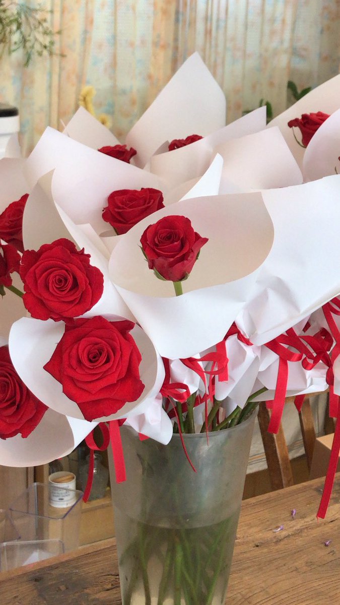 421sz's tweet photo. ❤︎

HEARTS ALIGNED
: open !

- 꽃 가격은 한 송이 당 8000원입니다!
- 입구 쪽에 있는 준혁이의 매력 포인트도 꼬옥 작성해서 유리에 붙여 주세요 >.< https://t.co/aV4VyKIduc