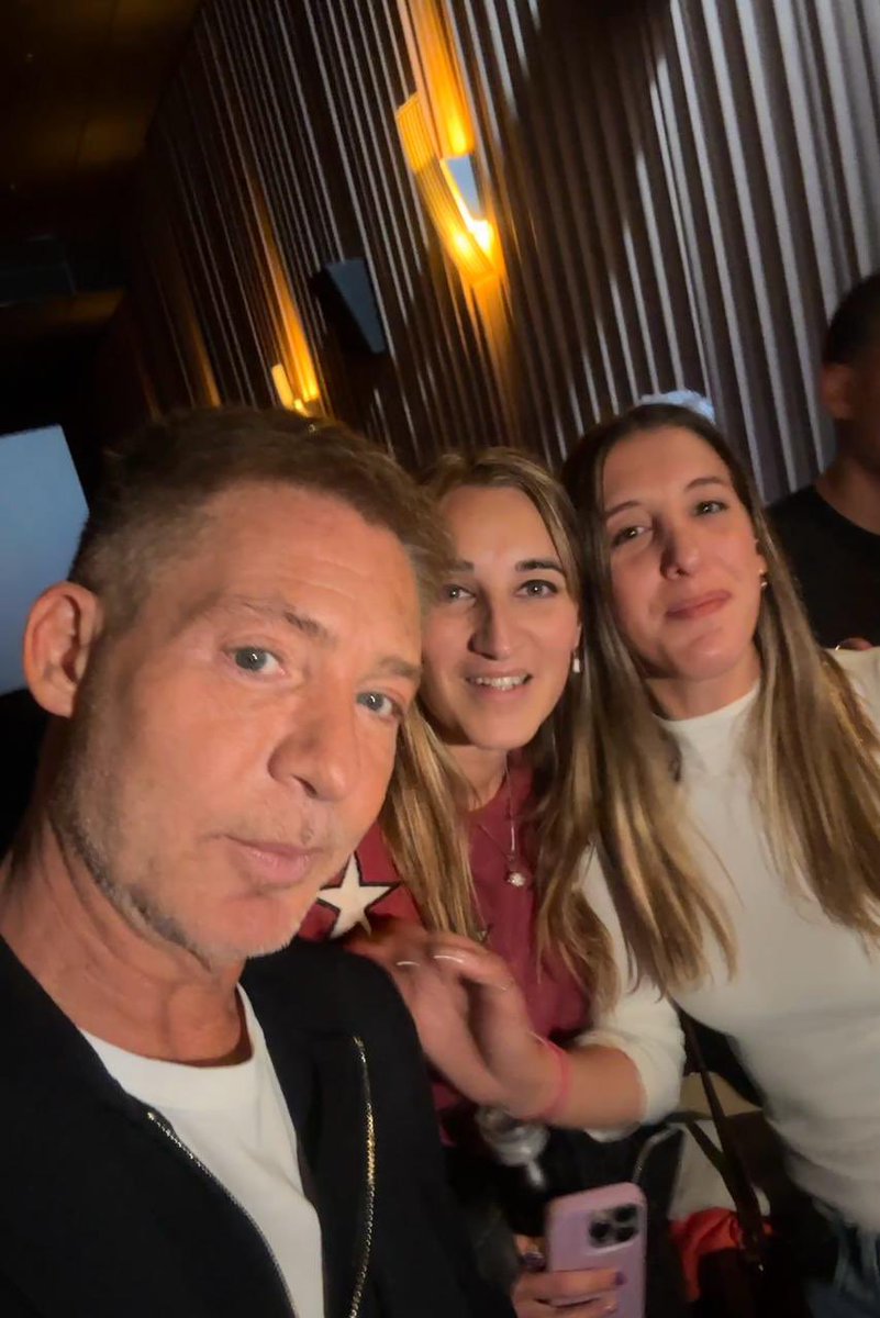 FlorenciaMo06's tweet image. 😆 Nos pidió una selfi @ElchuecoSuar desp de ver la peli 

Mazel Tov