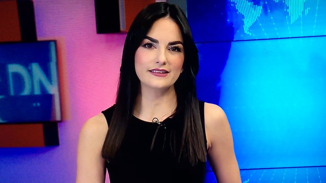 perrooguasoon's tweet photo. Hola @alemolinatv muy buenas noches, aquí viéndote en #EsNoticia @adn40 😍😍😍😍😘 https://t.co/d2PBrxVt1h