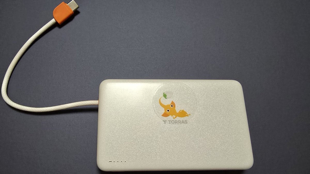 hasegawa_takeo's tweet photo. 何個目のモバイルバッテリーだろうか？マグネット、10,000mAh、大きさ（軽さ）、ケーブル一体型
進化してるねー。ケーブルがループ状に収納できる。ただガッチリ固く挿さっているので、抜き差し繰り返すと強度はどうなのかな？

#TORRAS #MiniMag #モバイルバッテリー #ピクミン #ピク活 https://t.co/7cGtL9Rc7O
