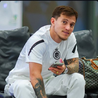 3zwiti1's tweet photo. اقسم بالله يالهريفي خذه ولاخلها انه برجل وحده وانا مسؤول عن كلامي بتاريخك بالملاعب
اقسم بالله اني لو بعد من افضل لعيبة مرو بتاريخ السعودية اني ماعدك ولا الرقم 15 خذها ولا خلها
@Fahadalhurifi https://t.co/6AGnmhOlUx