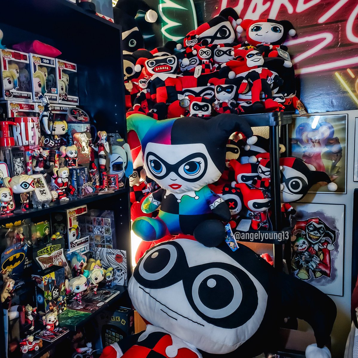 AngelYoung13's tweet photo. #30DaysofQuinn - Day 18: Plushies. I used plural this year 😂 Guys you can't even see them all. I have a problem.
♦️ #harleyquinn https://t.co/VqJ3Adukam