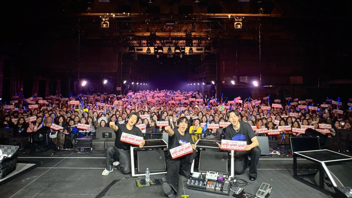 official_CNBLUE's tweet photo. [📸] 2025 CNBLUE LIVE – VOYAGE into X IN NEW YORK

함께여서 아름답게 반짝였던 오늘!
그댄 나의 BOICE💕

#CNBLUE #씨엔블루 #VOYAGE_into_X https://t.co/cwKvkkQ2N3