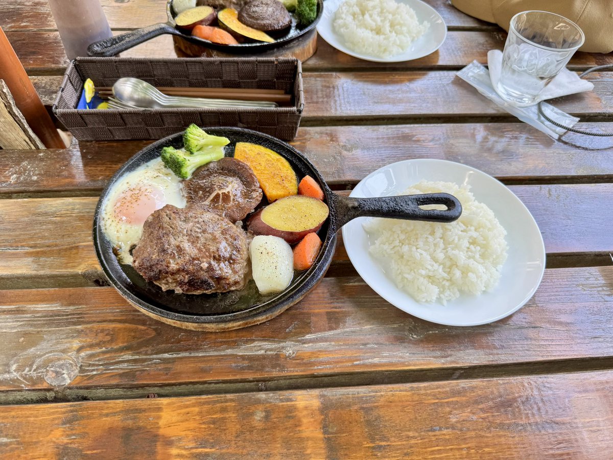 BLACKSTARKATANA's tweet photo. KATANAだらけ
ブルークローネでランチ https://t.co/KBvk71WaaL
