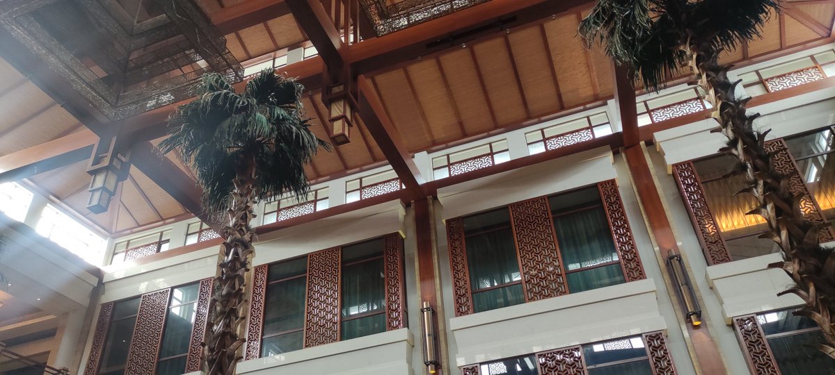 昨天晚上去洗浴，早上去找朋友吃早饭，发现有俩男一女，在放映厅的休息室沙发床上抱在一起，虽然灯光比较暗淡还是能看得出手下面有小动作，现在胆子都这么大了吗。。。