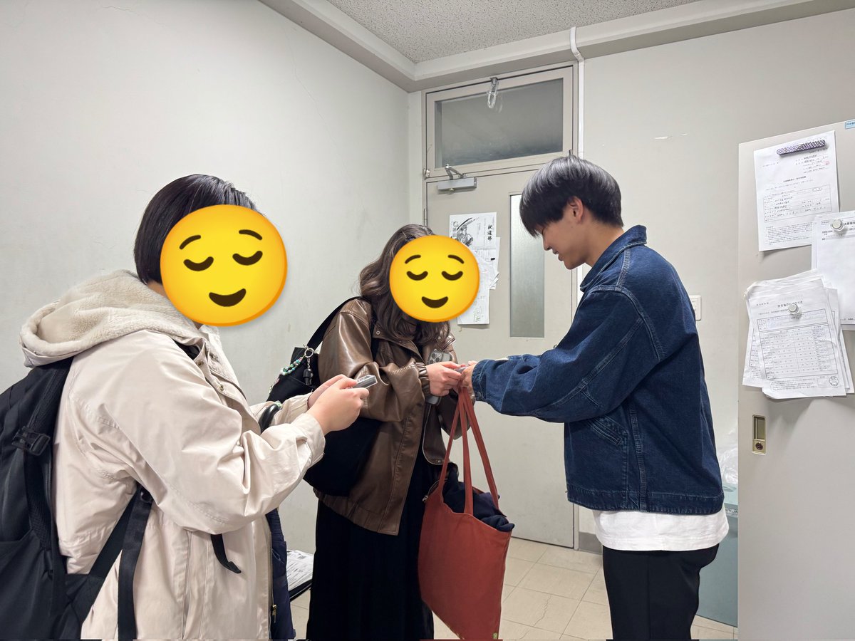 ksujoudou's tweet photo. #京都産業大学
#春から京産
体育会杖道部（じょうどうぶ）です！
先日ですが遂に念願の新入部員をお迎え致しました！
正式に入部してくれた新入生が2人も☺️

写真は杖道部の証、杖道部バッジを渡してるところです。
これから一緒に頑張ります！💪 https://t.co/eUROrx1C7o