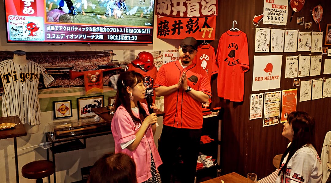 redhelmet_fun's tweet photo. さぁ❗カープobイベント(^-^)今回は❗元広島カープ&amp;サムライJAPANでも大活躍された、今村猛さんをご招待してのタイガース戦観戦会&amp;トークショー😁ぶち盛上ったよ😆ご参加頂いた皆様❗ありがとね😁#レッドヘルメット #redhelmet #広島スポーツバー #広島ゲストハウス #今村猛 #rgym  #トッティレモン https://t.co/pYy4qGmz0C