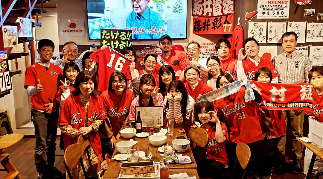redhelmet_fun's tweet photo. さぁ❗カープobイベント(^-^)今回は❗元広島カープ&amp;サムライJAPANでも大活躍された、今村猛さんをご招待してのタイガース戦観戦会&amp;トークショー😁ぶち盛上ったよ😆ご参加頂いた皆様❗ありがとね😁#レッドヘルメット #redhelmet #広島スポーツバー #広島ゲストハウス #今村猛 #rgym  #トッティレモン https://t.co/pYy4qGmz0C