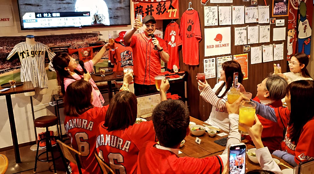 redhelmet_fun's tweet photo. さぁ❗カープobイベント(^-^)今回は❗元広島カープ&amp;サムライJAPANでも大活躍された、今村猛さんをご招待してのタイガース戦観戦会&amp;トークショー😁ぶち盛上ったよ😆ご参加頂いた皆様❗ありがとね😁#レッドヘルメット #redhelmet #広島スポーツバー #広島ゲストハウス #今村猛 #rgym  #トッティレモン https://t.co/pYy4qGmz0C