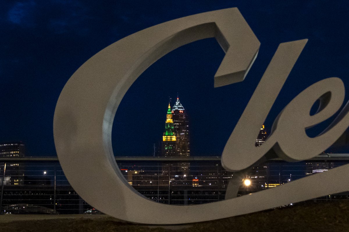 forcvnp's tweet photo. Cleveland's skyline had a new color scheme, thanks to Terminal Tower, as it lit up the night in honor of Cuyahoga Valley National Park's 50th anniversary! 

#ClevelandSkyline #TerminalTower #CuyahogaValley #ClevelandParks #NationalParkAnniversary #CuyahogaValleyNPS #CVNP https://t.co/UNkZfniCTe