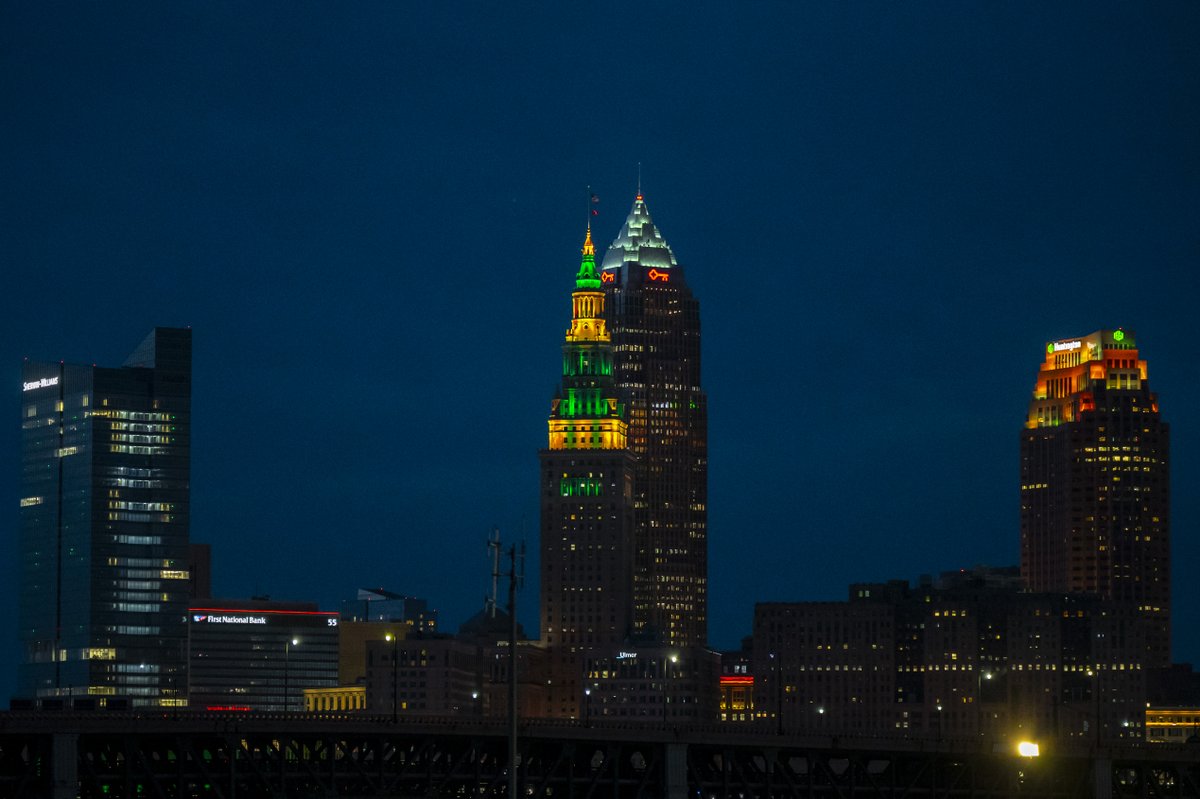 forcvnp's tweet photo. Cleveland's skyline had a new color scheme, thanks to Terminal Tower, as it lit up the night in honor of Cuyahoga Valley National Park's 50th anniversary! 

#ClevelandSkyline #TerminalTower #CuyahogaValley #ClevelandParks #NationalParkAnniversary #CuyahogaValleyNPS #CVNP https://t.co/UNkZfniCTe