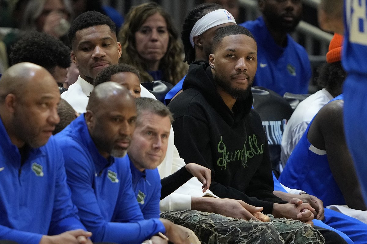 CGTNSportsScene's tweet image. ⏳"Obviously there’s people with way worse issues than I’ve dealt with."

-- #MilwaukeeBucks superstar #DamianLillard was just cleared for full basketball🏀activities after a month sidelined with deep vein thrombosis. 

So yes, light at end of tunnel is glowing !☺️#NBA