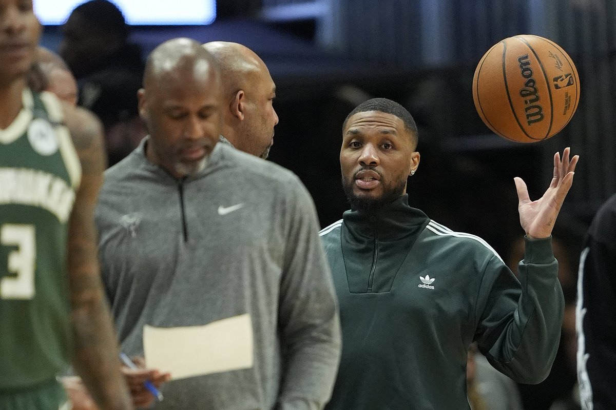CGTNSportsScene's tweet image. ⏳"Obviously there’s people with way worse issues than I’ve dealt with."

-- #MilwaukeeBucks superstar #DamianLillard was just cleared for full basketball🏀activities after a month sidelined with deep vein thrombosis. 

So yes, light at end of tunnel is glowing !☺️#NBA
