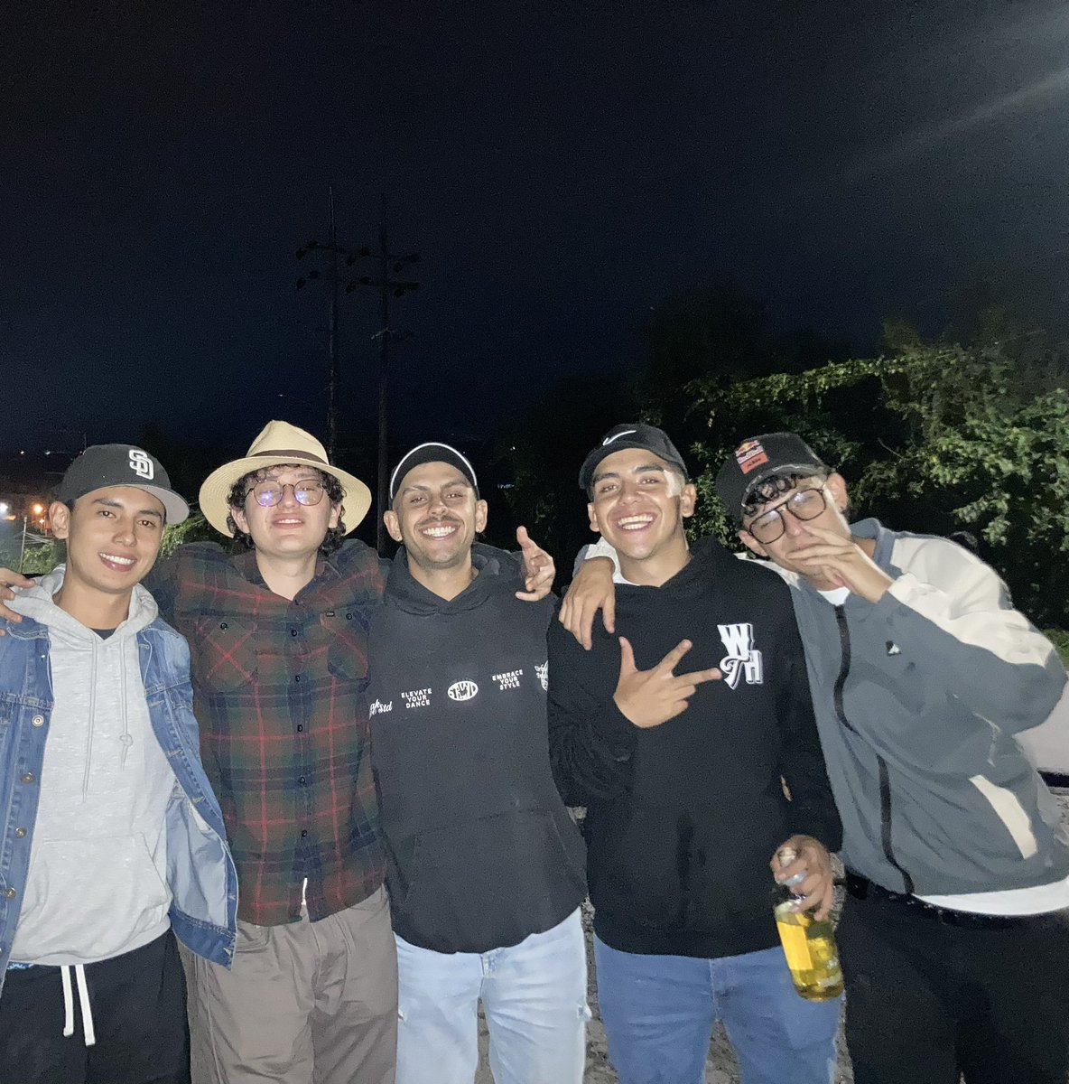 oscargom19's tweet photo. Lo que pasa es que la banda está borracha. 🎶

Dios mío, que hpta fiesta la de ayer. https://t.co/fPWD2X0oAi