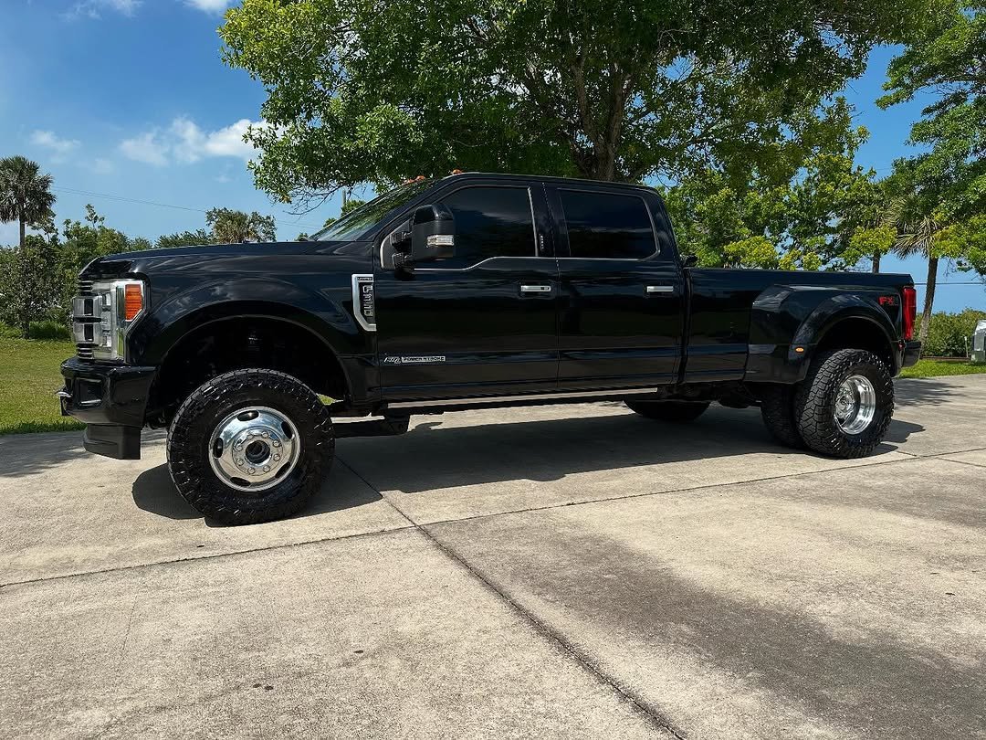 RandyT110's tweet photo. 💎 L I M I T E D 💎 \n💥 FOR SALE 💥\n📍 NO TRADE INS\nSuper Clean F350 Limited dually! Only $49,900!\n2018 Ford F350 Limited 4x4\n6.7 powerstroke diesel\n6 speed transmission \n128k miles\nOne owner\nClean title, clean carfax no accidents\nSouthern truck Zero rust \nReadylift https://t.co/pVoZKbSq60
