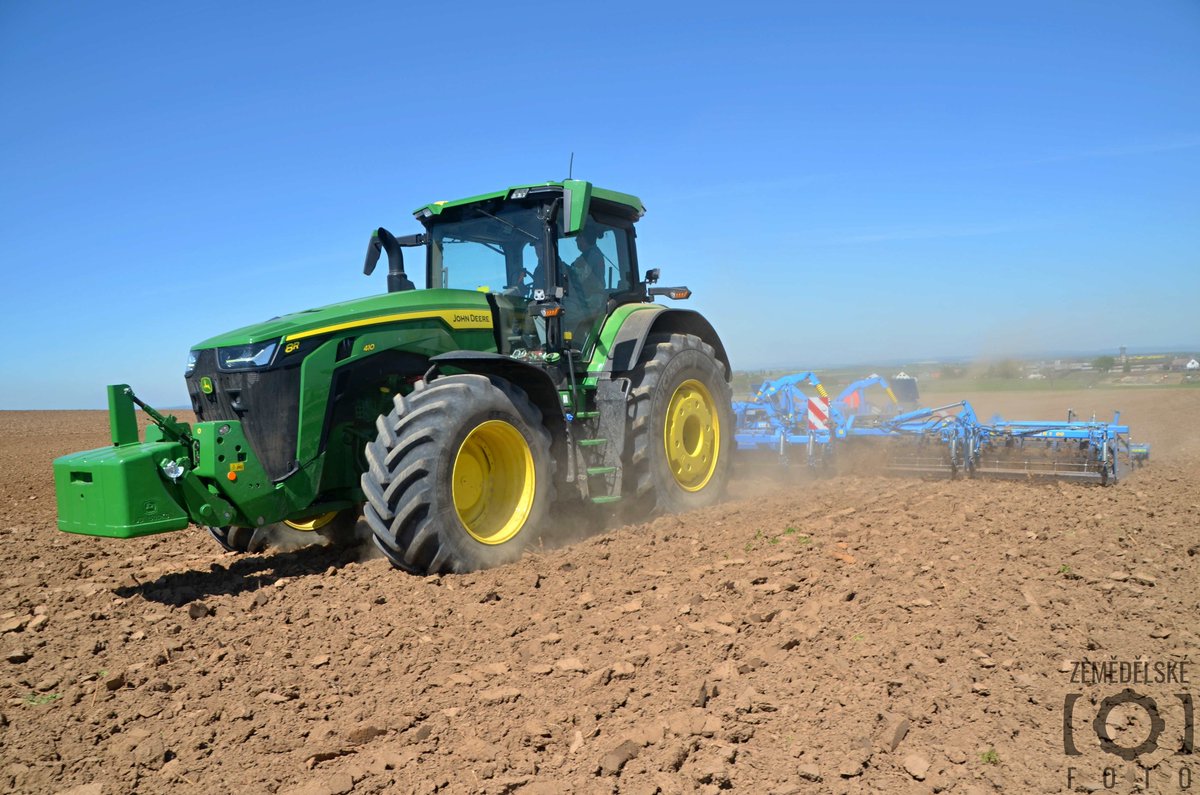 profiMagazin's tweet photo. Bodenbearbeiten mit einem #JohnDeere 8R 410 und #Farmet K1000. https://t.co/BONv74WIzo