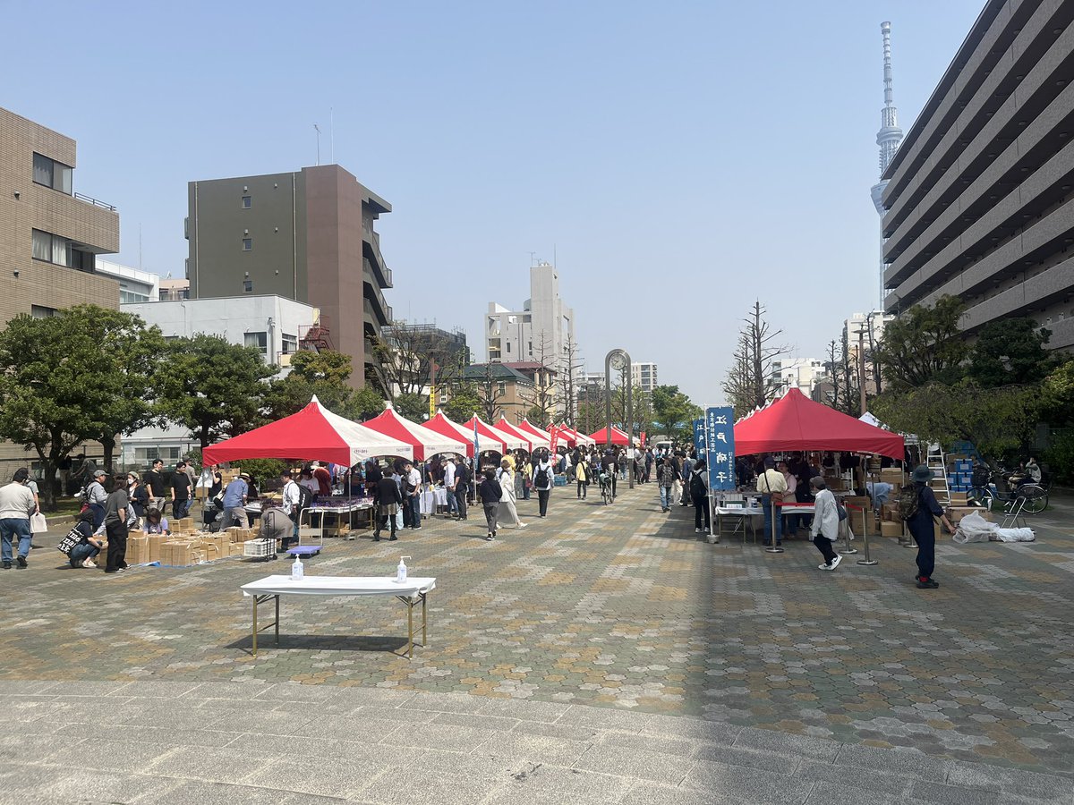 Eary_seamless's tweet photo. 今年も来ました、すみだガラス市！
　
お昼には、ここに映ってる道が
全く見えないくらいの人だかり🙃

やっぱりどこも値上がりしてましたが(さすがにね)、
それでもお買い得品ばかり。

ガラス彫刻もすごかった！ https://t.co/vrjT65fJZN