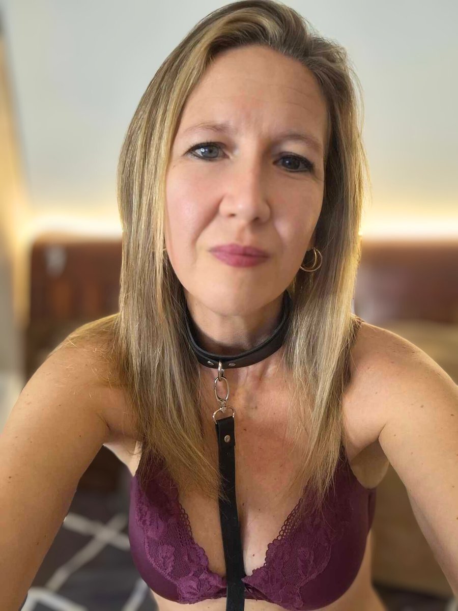 NxtDoorNaughts's tweet photo. Collared, leashed, and waiting…
I don’t tug back—I obey 😈
Wanna see what I do when I’m told to be a good girl?
🔗 Link in bio
#OnlyFansTease #CollaredCutie #LeashPlay #SubmissiveVibes #OFMILF #WifeInTraining #MatureAndNaughty #RealWifeContent #KinkyAndCute #NSFWCollar #Fansly https://t.co/Nvl4l2jIVi