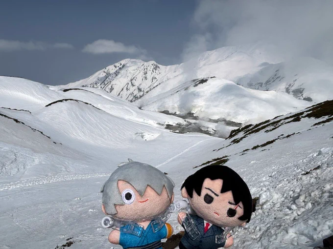 立山の雪を満喫するゲゲ郎と水木さん 