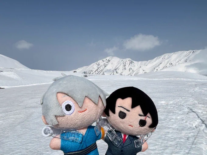 立山の雪を満喫するゲゲ郎と水木さん 