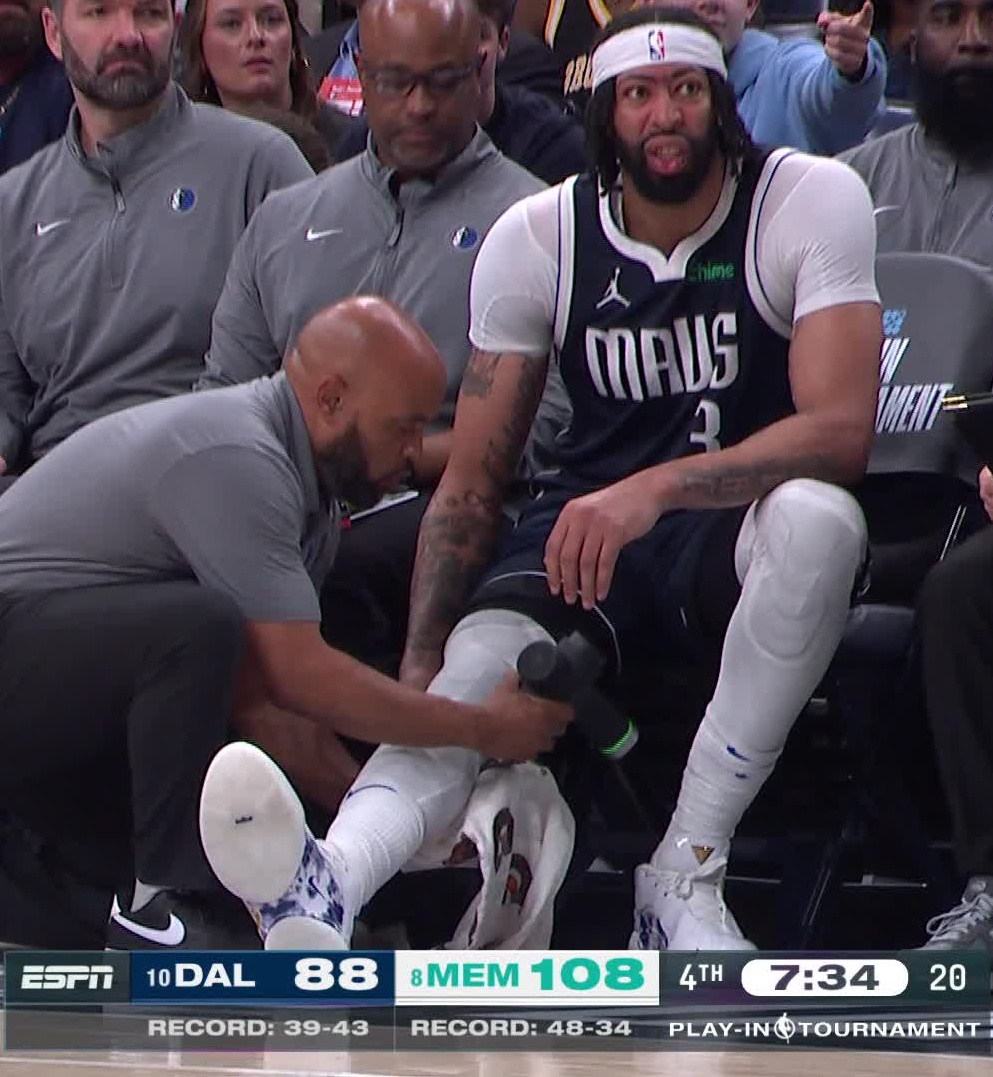 BleacherReport's tweet photo. AD on the bench with an apparent injury 🙏

He's got 38 PTS. Leaving it all on the floor. https://t.co/XzpKmZozvA