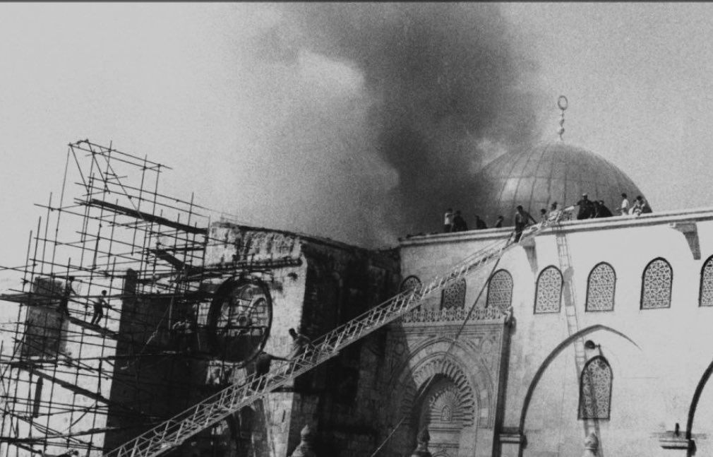 ahmadyusufals's tweet photo. قبل 57 سنة من الآن وتحديدا عام 1389 للهجرة الموافق للسنة الميلادية: 1969، تم إحراق أجزاء من المسجد الأقصى في ظل الاحتلال الصهيوني فانتفض العالم الإسلامي وكان ذلك الحدث من أهم محفّزات نشأة الصحوة الإسلامية التي عمّت أرجاء العالم واستمرت حية متصاعدة قرابة الثلاثين عاماً.

ثم تمّ تدنيس المسجد الأقصى باقتحام "شارون" له، قبل 25 عاماً وتحديداً عام 1421 للهجرة الموافق عام 2000 ميلادي، وحينذاك انتفض العالم الإسلامي وخصوصاً داخل فلسطين حيث اشتعلت الانتفاضة الفلسطينية الثانية التي استمرّت لسنوات وقدّم فيها أهلنا في فلسطين آلاف الشهداء.

واليوم يتم تدنيس المسجد الأقصى بطريقة غير مسبوقة على أيدي المحتلين المستوطنين المغضوب عليهم والملعونين على لسان الأنبياء،
بأعداد غفيرة برعاية "بن غفير" في ظل إبادة غير مسبوقة لأهلنا في غزّة، وبدعم مفتوح وحرب صريحة من عدد من الحكومات الغربية، وبشعارات حربية دينية صارخة ظهرت على جبهة وزير الخارجية وعضد وزير الدفاع للدولة الراعية لكل هذه الانتهاكات، في ظل سياسة "التوسع الجغرافي" التي تتبناها حكومة الاحتلال الإسرائيلية والقوى الراعية لها مع إعلان نتنياهو لتشكيل الشرق الأوسط الجديد على معيار صهيوني بحت..

يأتي كل ذلك في مرحلة عجيبة من العجز والإحباط والحيرة التي تلفّ الشعوب الإسلامية المتألمة المقهورة لما يجري بجوارها وهي تواجه حالة غير مسبوقة من القمع والتهديد والتشويه من جهة، وتواجه حالة واسعة من انتشار الغفلة والتفاهة في كثير من أبنائها من جهة أخرى، 
في ظل تخبط واختلال في المواقف لكثير من الرموز الإسلامية، وتحييدٍ وتغييبٍ وإبعاد لرموز إسلامية أخرى قامت بواجبها، مما يزيد العدو الصهيوني نهماً في التهام الأرض المباركة وسفكِ الدماء المعصومة، وتدنيس المسجد الأقصى، بل -وربما- يقترب بقوة من فكرته الكبرى المتمثلة في هدم المسجد الأقصى وبناء الهيكل..

ولكن.. هل ماتت الأمة الإسلامية حقاً؟ 
وهل أُسدل الستار على أمجادها؟ 
وهل غاب الأمل وأفلَت شمسه؟ 

أم أننا سنشهد نوراً خلف كل هذا الظلام، وأملاً أعظم من كل هذه الآلام، ومدداً إلهياً للصادقين الصابرين العاملين لله ولدينه ولنصرة أمة نبيه ﷺ؟

الجواب عن هذا سيكون بقدر البصيرة التي يؤتيها الله من يشاء من عباده، وهي تأتي بحسب موقعك من الصراع بين الحق والباطل، واستهدائك بنور الوحي الذي نزل على النبي ﷺ، وعبوديتك لله في مختلف شؤون حياتك، وفهمك لسنن الله، وسعيك للعمل بالتكليف الشرعي الموافق لها في كل مرحلة.

فإن كنت كذلك فسترى أنوار الفرج والفجر تلوح في الأفق، وبقدر بصيرتك ستعلم أنها ليست أنواراً عادية.. لا والله، بل هي أنوارٌ عظيمة هائلة..

وأما إن قصّرتَ في شيء من ذلك فإن أدنى ما ستقع فيه: الحيرة والتخبط واليأس، وأعظم ما تقع فيه: موت القلب.