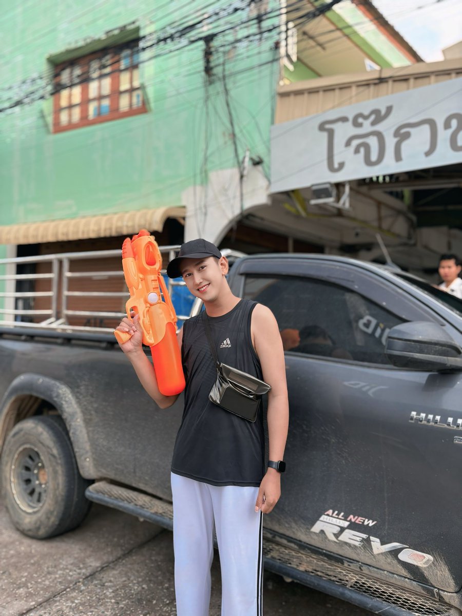 Theerut43's tweet photo. ผ่านสงกานต์มาแล้วแต่ ลืมลง😂😅 
#เกย์โบท #เกย์ https://t.co/Y5DSlcI49s