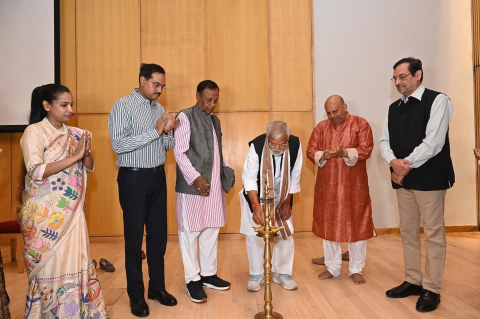 ArtCultureBihar's tweet photo. विश्व धरोहर दिवस 2025 के अवसर पर बिहार विरासत विकास समिति द्वारा आयोजित कार्यक्रम का उद्घाटन माननीय मंत्री श्री @MlaMotilalPD द्वारा किया गया । इस अवसर पर तेल्हाड़ा उत्खनन प्रतिवेदन का विमोचन किया गया ।
#biharartcultureyouth #ArtCultureYouth #CulturalHeritage https://t.co/HA0HasUVQx