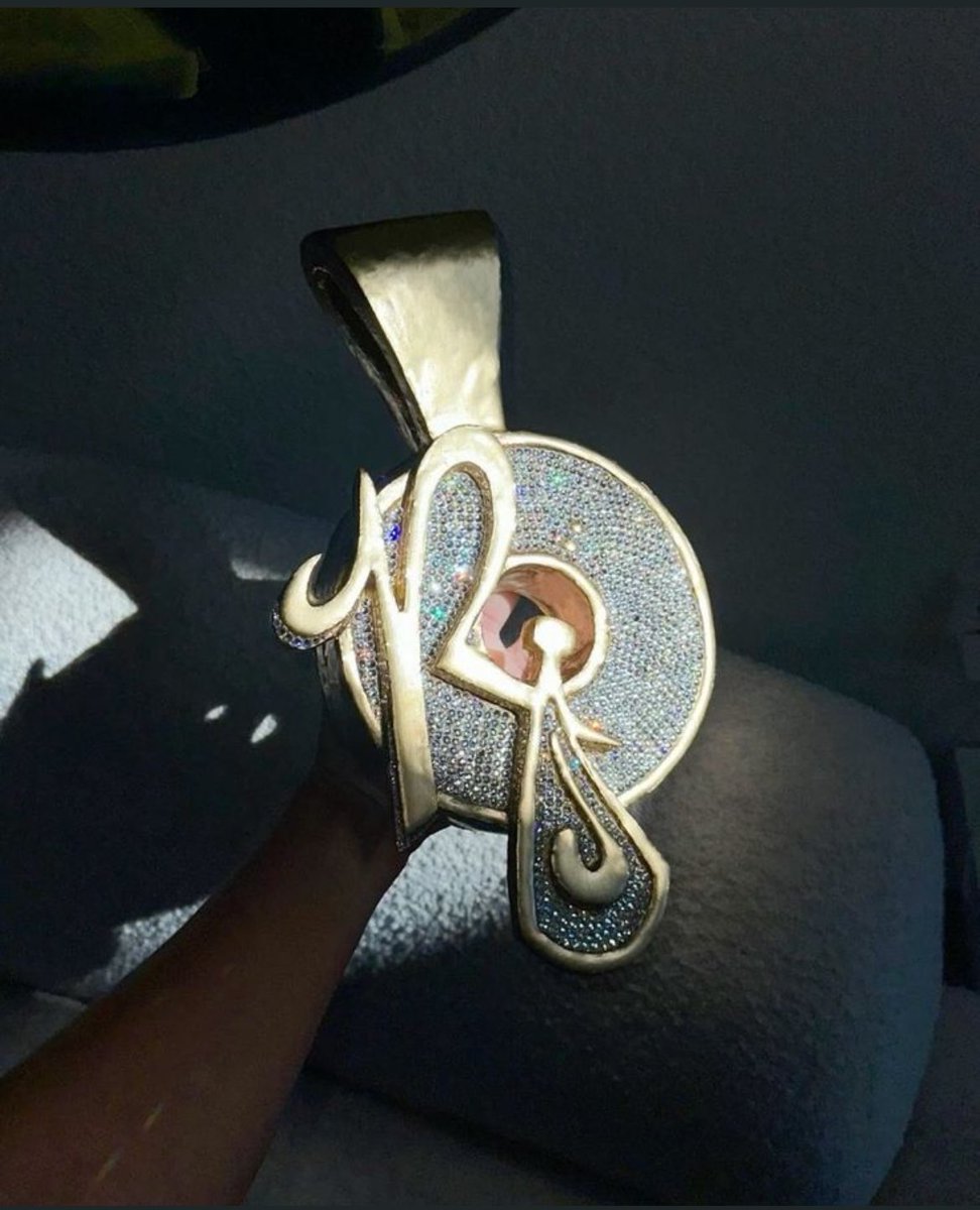Hovette4L's tweet image. I found this on Pinterest and for the life of me can’t find the original post. It looks like someone made a giant version of a rocafella pendent.  So cool 😍