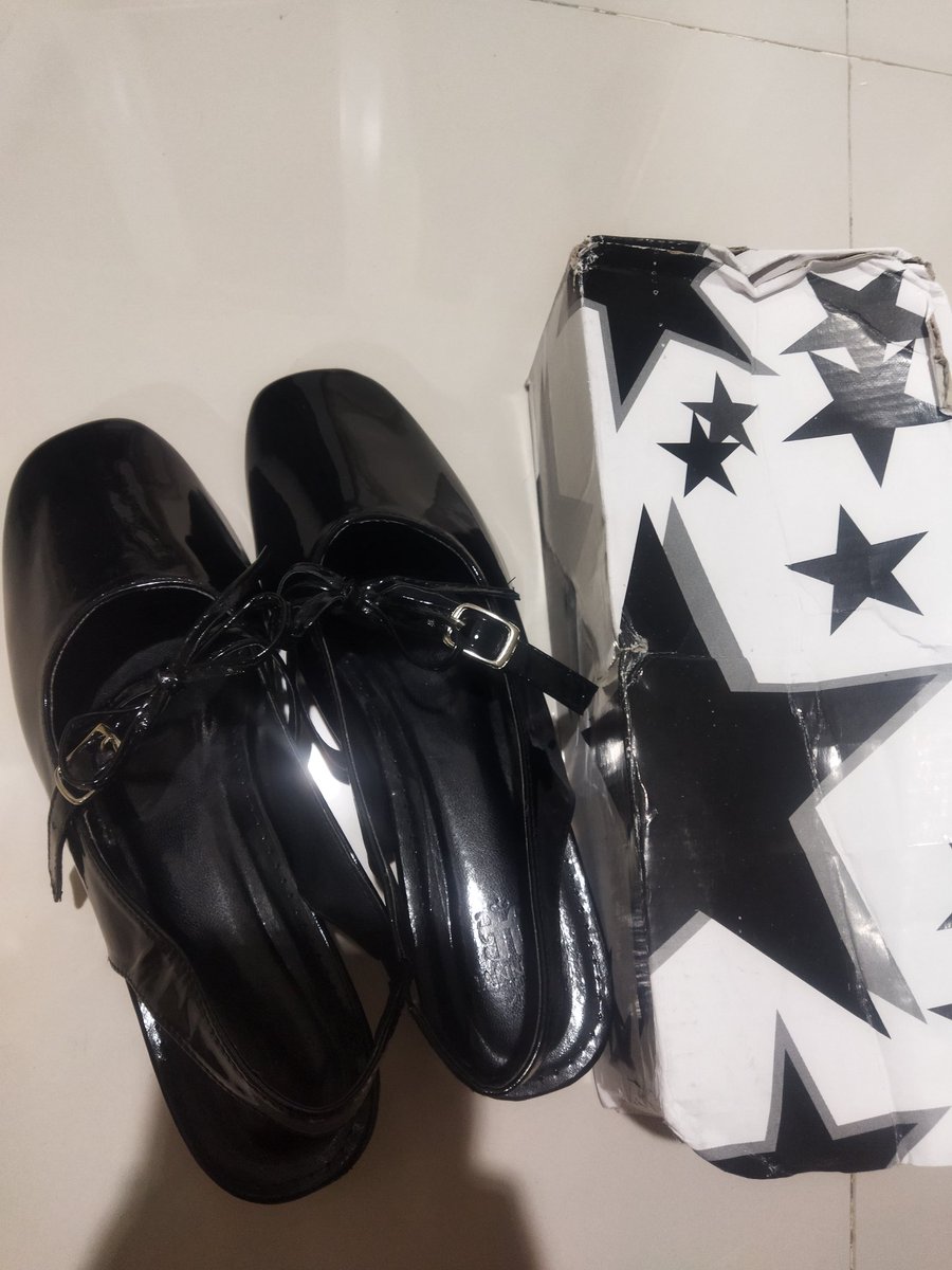 brightdoyie's tweet photo. wts flatshoes heels 3 cm uk 39 gapernah dipake samsek baru beli karna kebesaran uk nya :( bisa cod area tembalang yaaa 
💸 : 40k https://t.co/A1voR79rJ7
