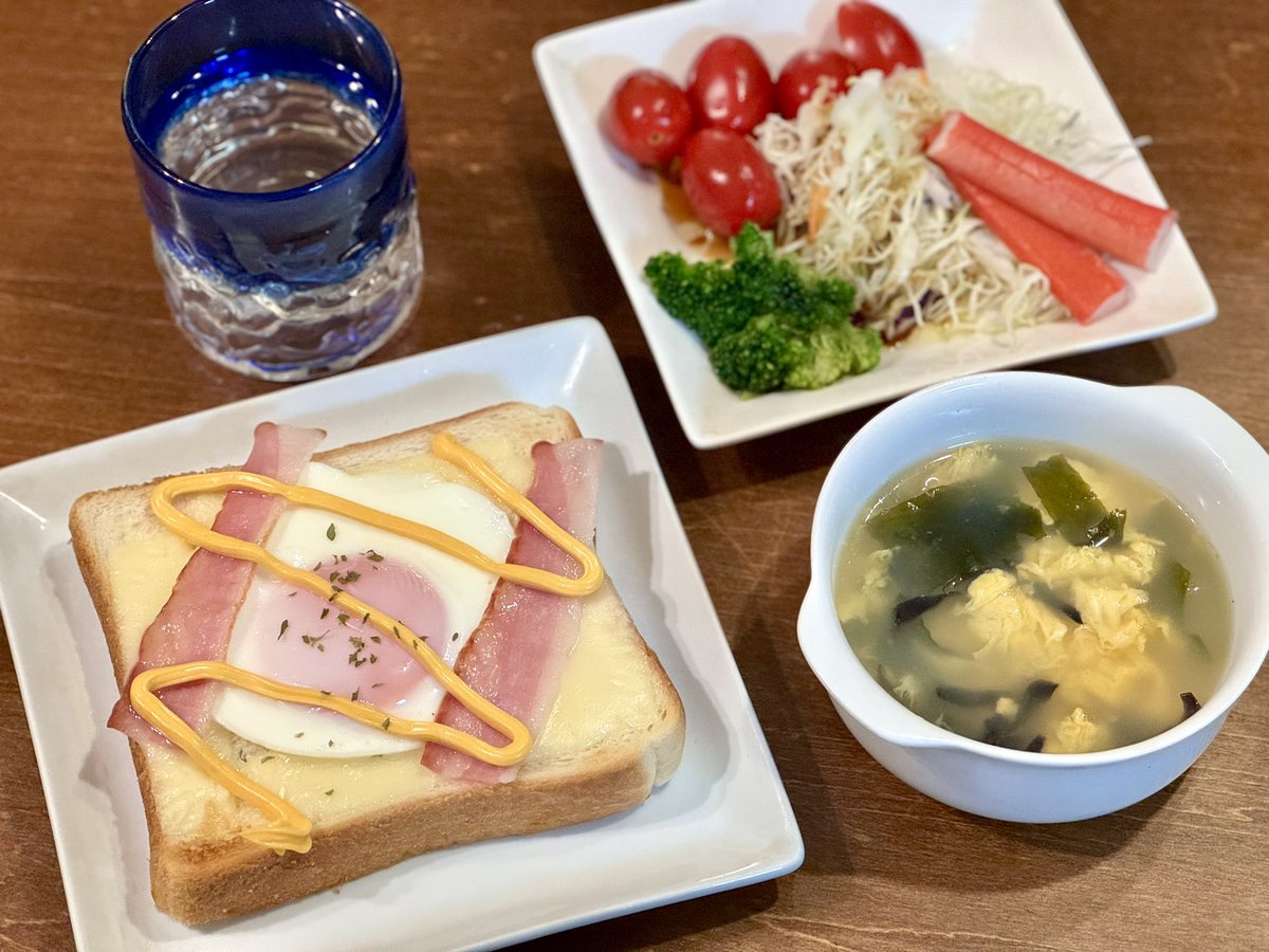 今日のランチはベーコンエッグチーズトースト、卵スープ、サラダ❗️

しばらくスーパーに行ってないから、サラダの具材はコンビニ、スープの具材は乾燥ワカメと乾燥キクラゲ笑