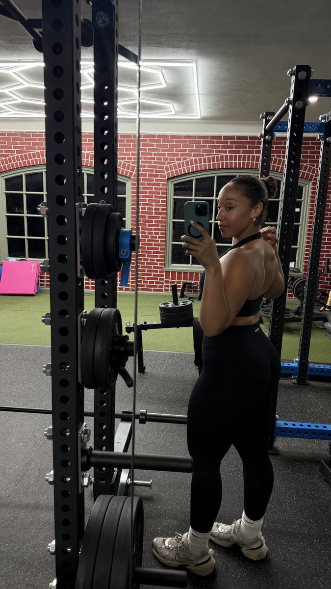 samm_iris's tweet photo. Dropping in to let y’all know I’m still a muscle mami (but stronger)✨ https://t.co/Zg3LUNBqTH