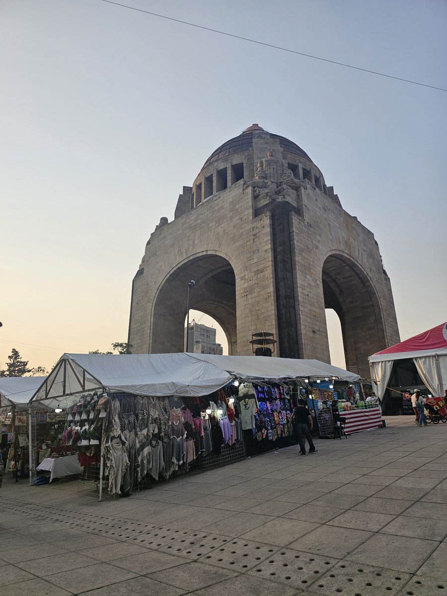 LauraEleu's tweet photo. No solo es Paseo a la Reforma también en la @soytabacalera el Monumento a la Revolución es un puerquero de ambulantes no solo generan basura se roban la luz .
@AlcCuauhtemocMx @AlessandraRdlv @SPAOVP_CDMX  @SeGobCDMX @ClaraBrugadaM @alefrausto https://t.co/kpghkqF8qo