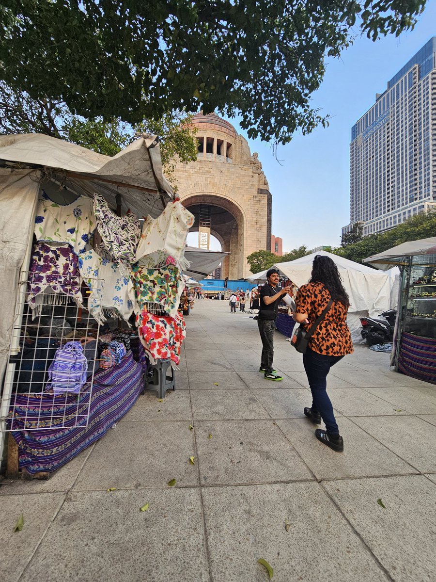 LauraEleu's tweet photo. No solo es Paseo a la Reforma también en la @soytabacalera el Monumento a la Revolución es un puerquero de ambulantes no solo generan basura se roban la luz .
@AlcCuauhtemocMx @AlessandraRdlv @SPAOVP_CDMX  @SeGobCDMX @ClaraBrugadaM @alefrausto https://t.co/kpghkqF8qo