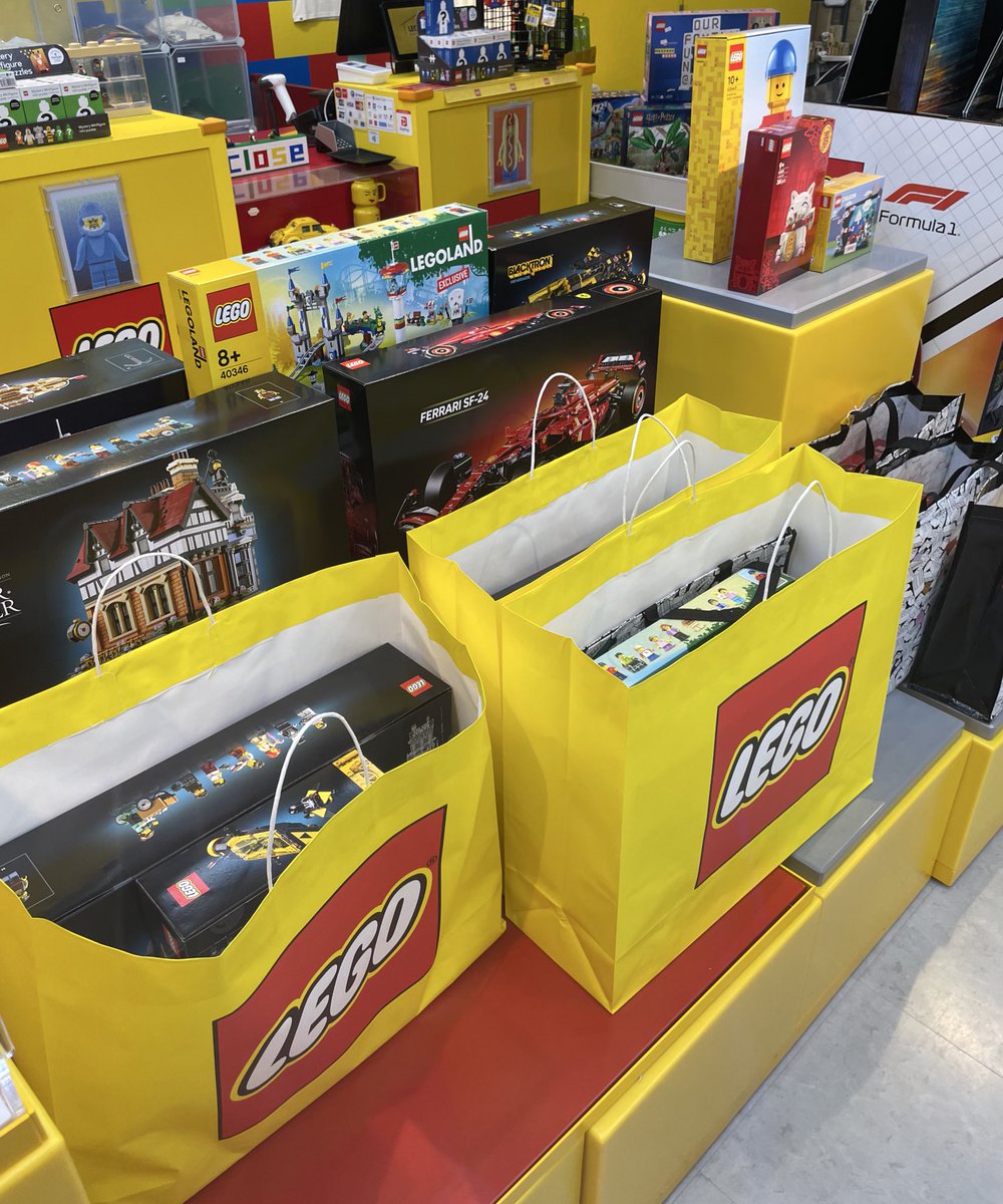 zegajing's tweet photo. レゴランド大阪の10周年ハッピーバッグ
手前が5種セットと奥が3種セット
限定品メインだからお得かな
#レゴ #LDCO https://t.co/0zd7BQsvTb