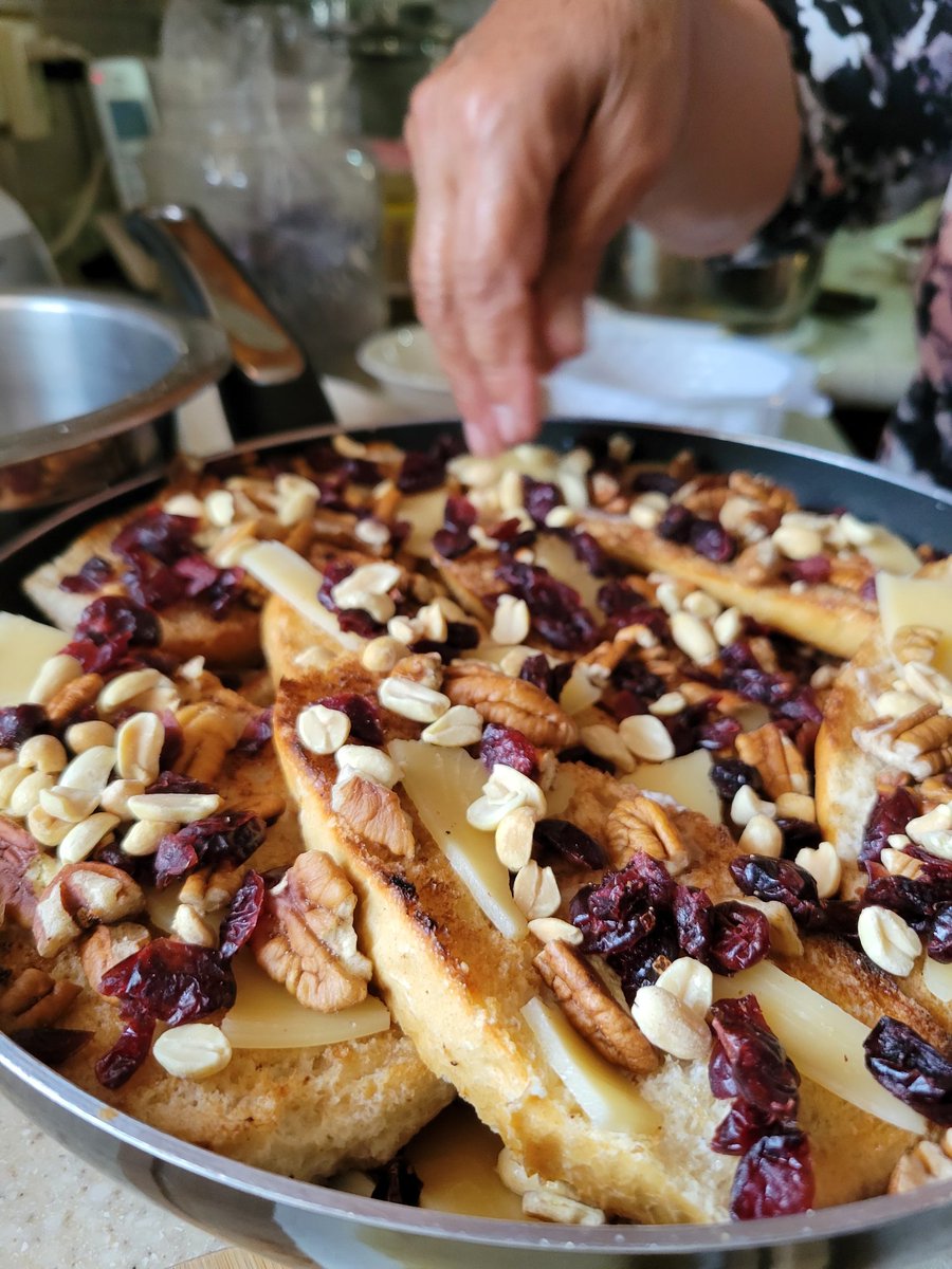lozanohector's tweet photo. #AmorYPaz
La #capirotada es más que un postre…
Es el reflejo de la vida y el #proceso que nos #transforma
Cada ingrediente tiene su razón
Cada experiencia moldea nuestra esencia, y al final, con #paciencia y fe, la mezcla de la vida se convierte en un manjar
#EnLaVidaYEnLaCancha https://t.co/qhfGNnBeoH