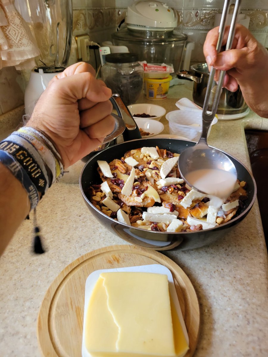 lozanohector's tweet photo. #AmorYPaz
La #capirotada es más que un postre…
Es el reflejo de la vida y el #proceso que nos #transforma
Cada ingrediente tiene su razón
Cada experiencia moldea nuestra esencia, y al final, con #paciencia y fe, la mezcla de la vida se convierte en un manjar
#EnLaVidaYEnLaCancha https://t.co/qhfGNnBeoH
