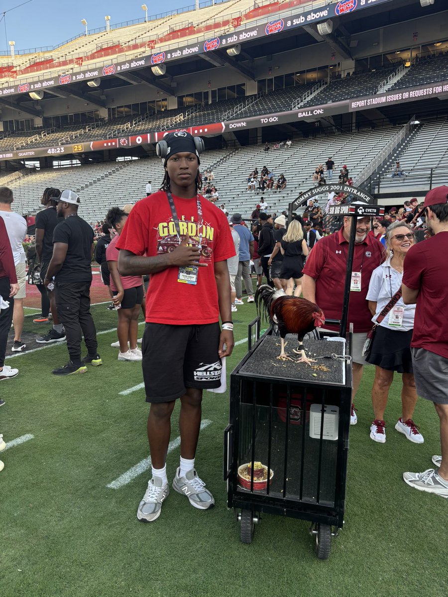 JZavien's tweet image. I had a great time in Willy B at  @GamecockFB Spring Game.The vibe was awesome as always I enjoyed it with my family #GoCocks🤙🏾🐓 @CoachSBeamer @togray14 @southpointeFBSC @CoachRichAD @RivalsFriedman @ChadSimmons_ @TomLoy247 @HaleMcGranahan @NeoDouglas @JoshDobsonDB