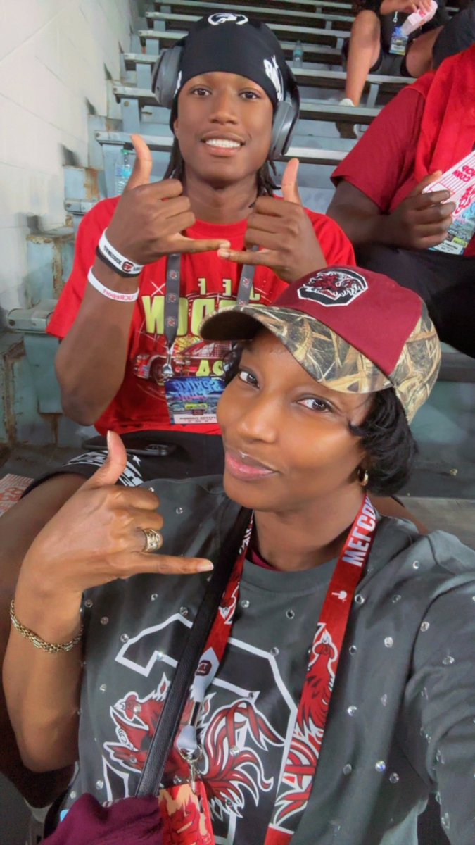 I had a great time in Willy B at  <a href="/GamecockFB/">South Carolina Football</a> Spring Game.The vibe was awesome as always I enjoyed it with my family #GoCocks🤙🏾🐓 <a href="/CoachSBeamer/">Shane Beamer</a> <a href="/togray14/">Torrian Gray</a> <a href="/southpointeFBSC/">Coach Bobby Collins</a> <a href="/CoachRichAD/">Coach Rich, CAA</a> @RivalsFriedman <a href="/ChadSimmons_/">ChadSimmons</a> <a href="/TomLoy247/">Tom Loy</a> <a href="/HaleMcGranahan/">Hale McGranahan</a> <a href="/NeoDouglas/">Neo Douglas</a> <a href="/JoshDobsonDB/">5⭐️Joshua Dobson</a>